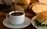 Café gostoso e aromático: tenha uma cafeteira de cápsula com 40% de desconto!