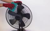Você já lembrou de limpar o ventilador neste verão? Com esse truque, ele fica limpinho em poucos minutos sem sufoco