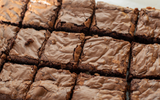 Esse é o segredo para o brownie ficar com uma casquinha por cima! Faça essa receita que está fazendo sucesso no TikTok e surpreenda-se