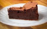 Bolo de chocolate cremoso SEM FARINHA é a receita perfeita para quem é intolerante ao glúten! Confira