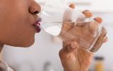 Não se trata mais de 8 copos por dia: aqui está a quantidade de água que você deve beber por dia