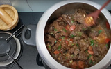 Essa é a melhor carne de panela do mundo e fica pronta rapidinho na panela de pressão, aprenda passo a passo da receita