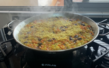 O acompanhamento perfeito para o almoço de Páscoa tem arroz e bacalhau na mesma travessa! Vem ver essa receita incrível!