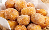 Receita de bolinho de chuva sem ovo fofinho rápido e fácil para comer enquanto toma um cafezinho