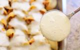 Sempre faço essa receita de molho branco simples com creme de leite e dá um toque extra em qualquer comida