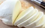 Você só precisa de 2 ingredientes e 10 minutos para fazer uma deliciosa mussarela caseira