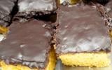 Bolo de cenoura dos anos 2000 com cobertura crocante é a receita da vovó que você precisa experimentar