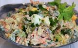 Salada cremosa de frango desfiado, a receita fria perfeita para comer com torradas ou um pãozinho