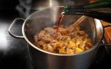 Sobrou vinho no jantar? Aprenda 4 formas fáceis de utilizá-lo no cardápio no dia seguinte