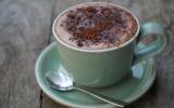 Chocolate quente no micro-ondas que fica pronto em 3 MINUTOS é perfeito para os dias frios!