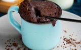 Brownie fit de micro-ondas que fica pronto em menos de 5 minutos é perfeito para matar a vontade do doce
