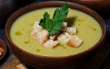 Sopa light com frango e legumes é a receita perfeita para aquela refeição saborosa e nutritiva! Veja como fazer