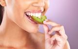 Benefícios de comer Kiwi com casca: descubra vantagens de ingerir a pele da fruta, cuidados e o jeito certo de consumir o alimento