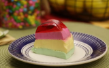 Essa gelatina cremosa é a receita oficial de Ano-Novo na minha casa: todos os meus amigos pedem a receita!