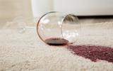 Socorro, caiu vinho no tapete! Essas medidas vão salvar a decoração da sua casa