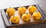 Nem airfryer, nem fritura: esse bolinho de batata sequinho leva poucos ingredientes e fica pronto em 20 minutos