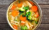 Muita gordura na sopa? Veja esses truques INFALÍVEIS para tirar todo o excesso de óleo e deixá-la mais saudável