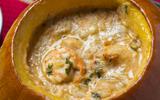 Camarão na moranga é uma receita de rico tão fácil que você pode fazer em casa e fica espetacular