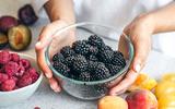 Veja por que mulheres na menopausa devem comer amora (e beber o chá com as folhas da fruta), segundo essa nutricionista