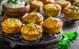 Bolinho de quinoa e abobrinha é o melhor lanche saudável que você vai ver hoje: receita fácil e as crianças se deliciam!