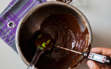 O que é temperagem de chocolate? Saiba como fazer em casa e conseguir uma renda extra na Páscoa