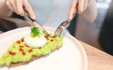 5 alimentos que ajudam a dormir melhor e como incluí-los na rotina