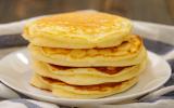 Esse lanche rápido de frigideira é perfeito para substituir pelo pão francês no café da manhã: apenas 3 ingredientes e combina com tudo