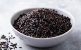 Já comeu arroz negro? Conheça os benefícios do grão que ajuda a reduzir o colesterol e melhora a digestão