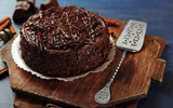 Bolo piscina de brigadeiro é de comer rezando: massa fofinha, úmida e chocolatuda + cobertura cremosa