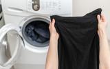 10 dicas para lavar roupas pretas do jeito certo e evitar que as peças escuras desbotem