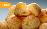 Pão de queijo caseiro com 4 ingredientes: é só misturar e levar ao forno; receita fácil e yummmm que delícia!
