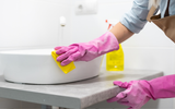 Nada de água sanitária: existe um outro produto muito mais fácil de ser utilizado na limpeza do banheiro e o resultado é ainda melhor