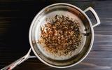 O melhor truque caseiro para remover restos de alimentos queimados na frigideira (com apenas 2 ingredientes!)