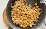 Grão-de-bico acebolado: receita fácil, saudável e vegana, ideal para um jantar rápido
