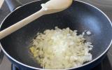 O truque infalível de uma renomada chef de cozinha francesa para nunca queimar sua cebola enquanto cozinha