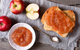 Molho de maçã caseiro fácil: você só precisa de 2 ingredientes, um pote e 30 minutos para fazer a receita perfeita para bolos, panquecas e biscoitos