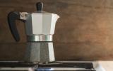 Não use detergente: aprenda como limpar a cafeteira italiana do jeito CERTO!