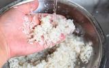 Lavar arroz é realmente necessário? Entenda de uma vez por toda quais são as vantagens e desvantagens do hábito