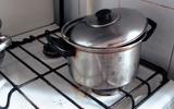 Mistura poderosa com pasta de dente é INCRÍVEL para limpar panela de alumínio suja!