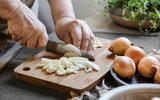 Esse é o melhor truque para cortar cebola sem chorar: nunca mais tive esse problema na cozinha