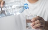 Por que a água mineral sem gás tem data de validade?