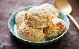 Sorvete de doce de leite recheado é a sobremesa perfeita para aguentar esse calorão (e é muito fácil de fazer!)