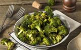 Brócolis assado: a melhor receita com apenas três ingredientes para deixar a verdura crocante por fora e suculenta por dentro