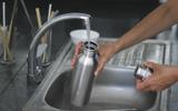 Garrafa térmica com gosto estranho? Descubra como acabar com esse problema!