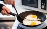O truque simples para evitar que os ovos fritos grudem na espátula