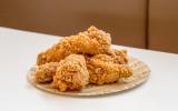 Frango igual do KFC só que saudável é na airfryer: ingrediente no empanado faz a diferença