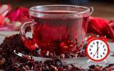Chá de hibisco à noite ou de jejum: entenda benefícios, como e quando tomar a bebida que ajuda na perda de peso