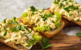 Essa salada de ovos com molho aioli é a opção perfeita para fazer um brunch em casa, muito cremosa e fácil de fazer
