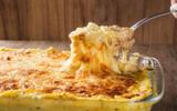 Esse gratinado de camarão que a minha avó fazia nos meus aniversários é de comer rezando de tão gostoso