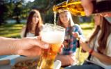 Como manter a cerveja gelada no calor com 7 acessórios perfeitos